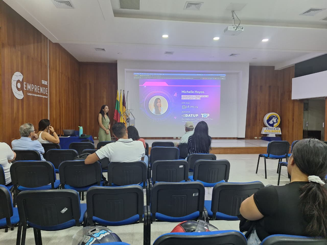 Presentación de apertura de un taller ante asistentes presenciales