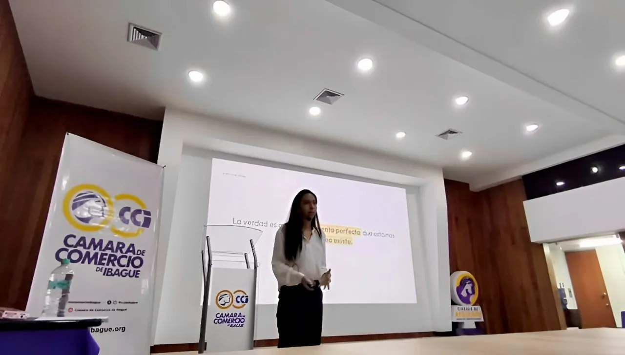 Michelle facilitando un taller en la Cámara de Comercio de Ibagué