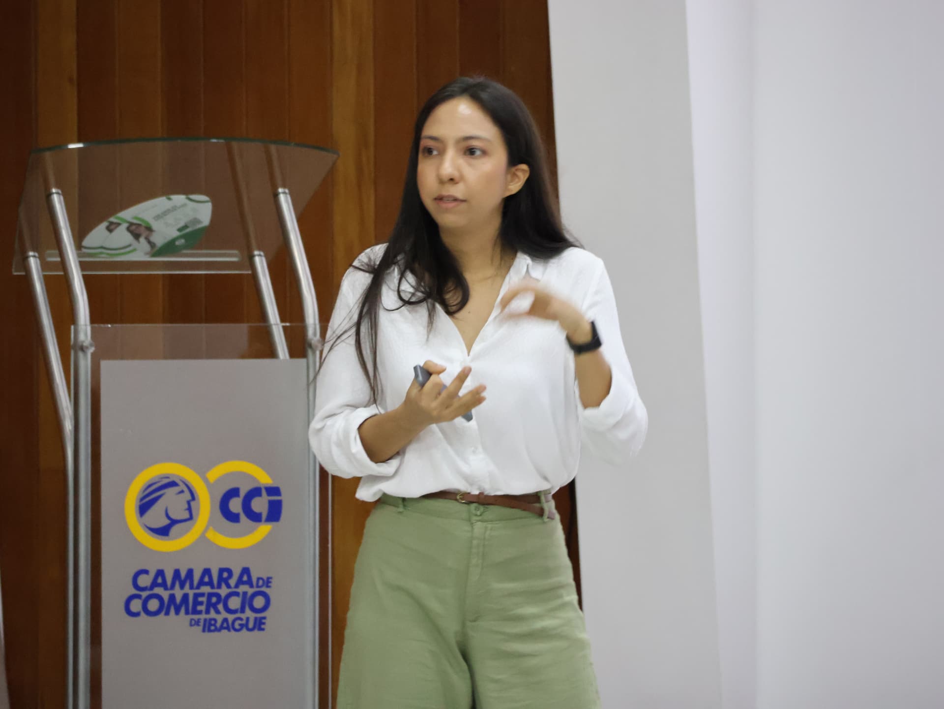 Michelle Hoyos dictando un taller
