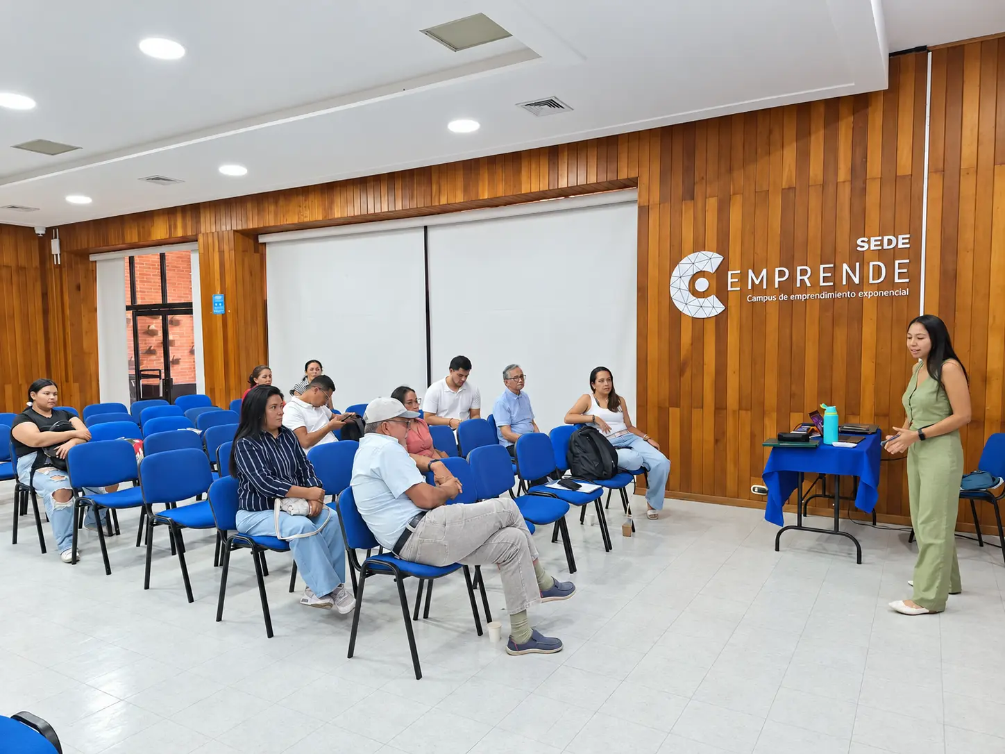 Michelle Hoyos dictando un taller en SEDE Emprende