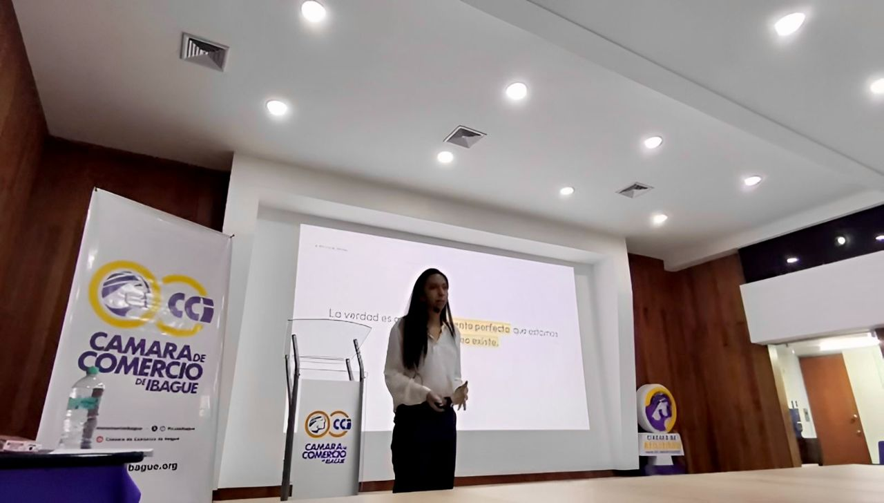 Michelle facilitando un taller en la Cámara de Comercio de Ibagué