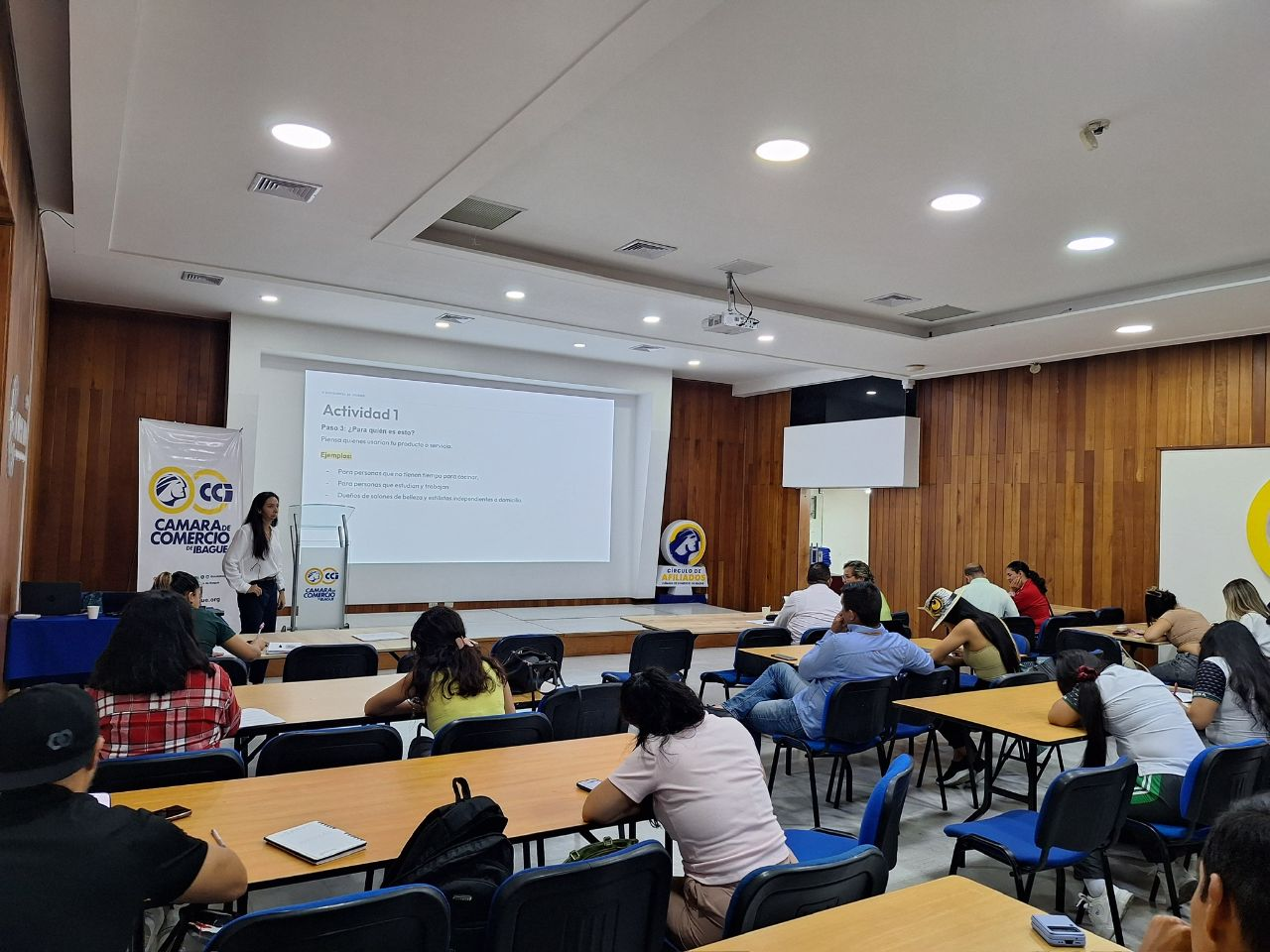 Participantes trabajando en una actividad durante un taller presencial